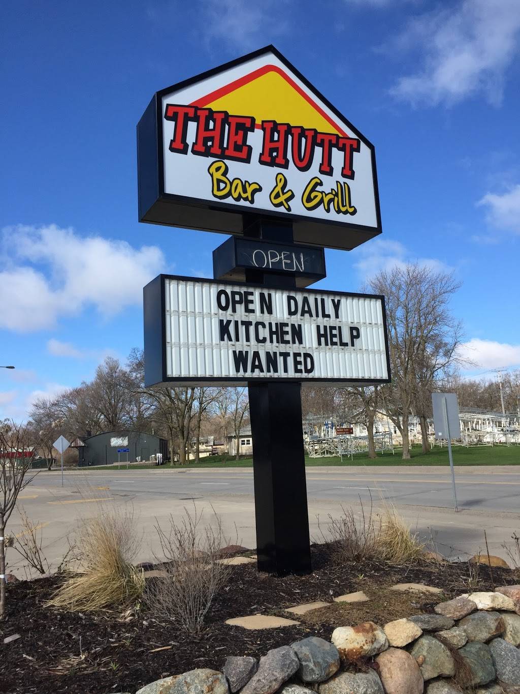 The Hutt Bar & Grill | restaurant | 250 SOUTH US-71, Arnolds Park, IA 51331, USA | 7123328074 OR +1 712-332-8074