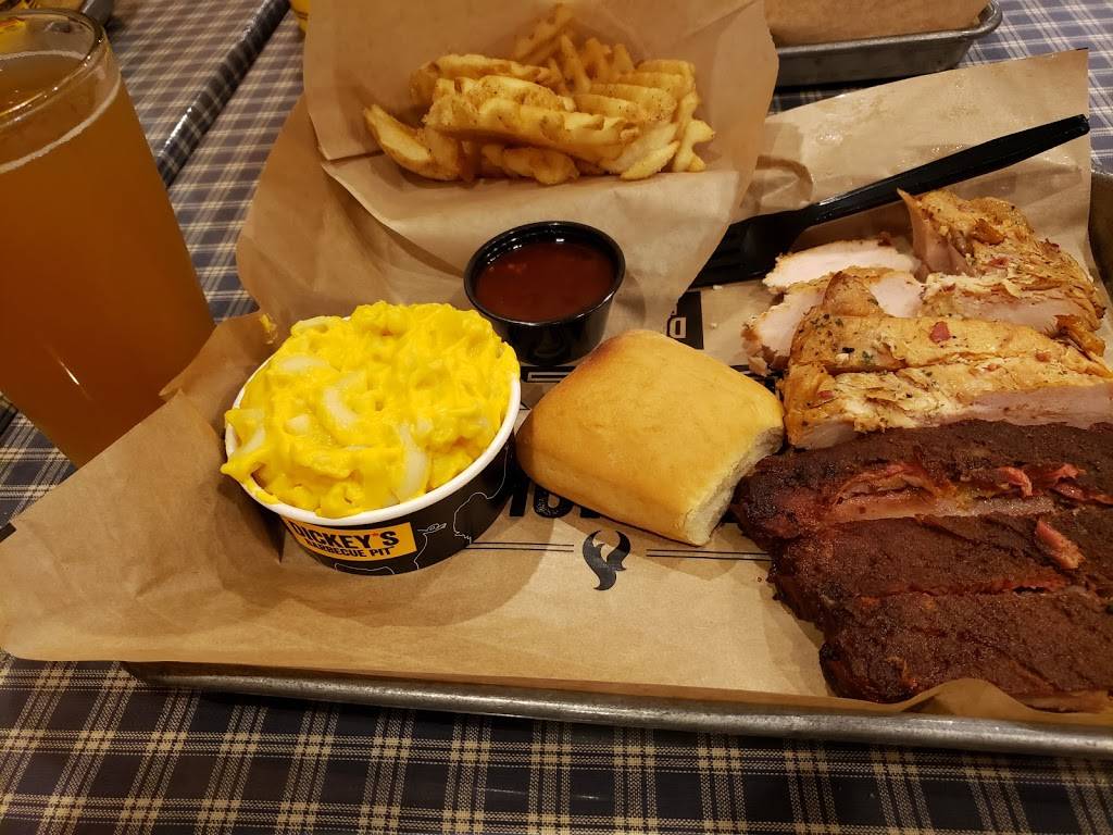 Dickeys Barbecue Pit | restaurant | 150 Nut Tree Pkwy, Vacaville, CA 95687, USA | 7074501810 OR +1 707-450-1810