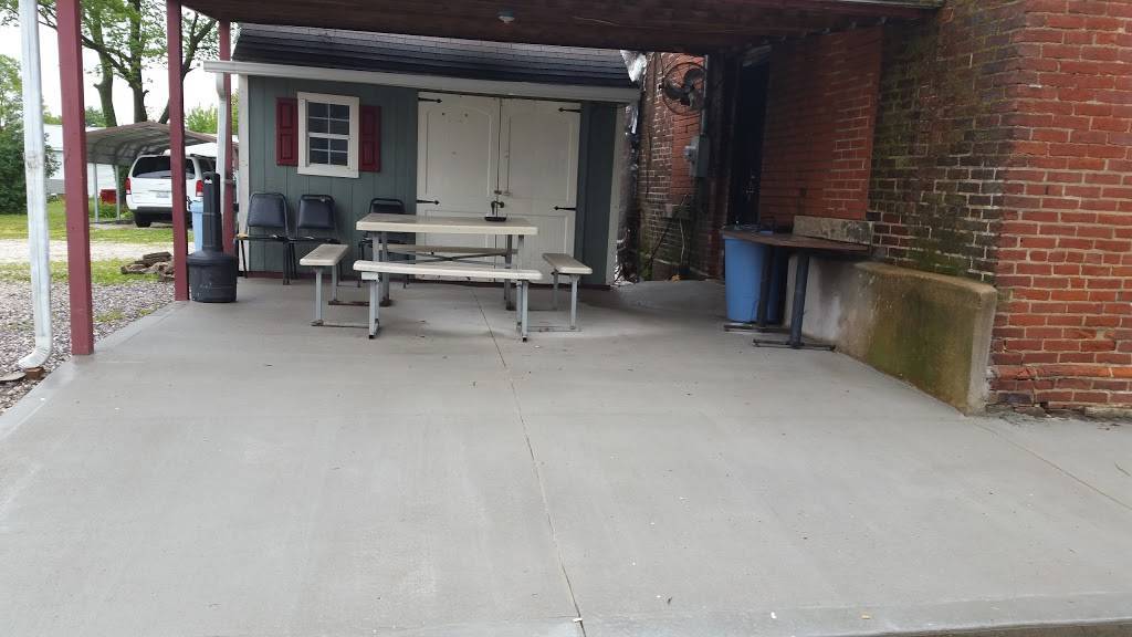 Pour House | restaurant | 111 E Locust St, Fieldon, IL 62031, USA | 6183763374 OR +1 618-376-3374