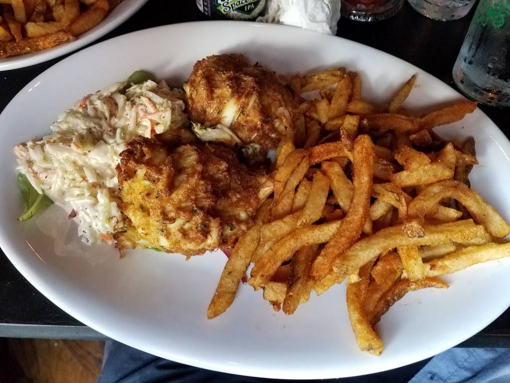 Barracudas Locust Point Tavern | restaurant | 1230 E Fort Ave, Baltimore, MD 21230, USA | 4106852832 OR +1 410-685-2832