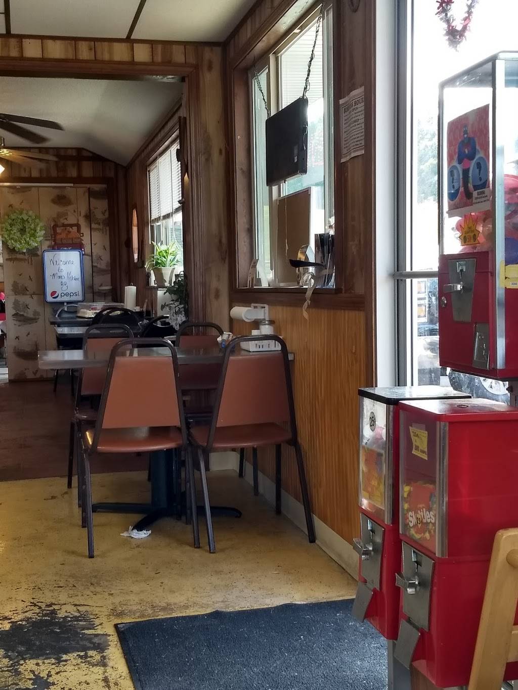 Moms Kitchen | restaurant | 14216 MO-7, Warsaw, MO 65355, USA | 6604382278 OR +1 660-438-2278