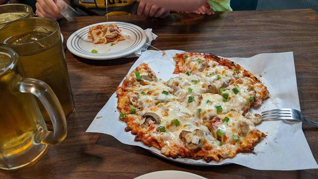 Baileys Pizza & Brstd Chicken | restaurant | 121 W Main St, State Center, IA 50247, USA | 6414832920 OR +1 641-483-2920