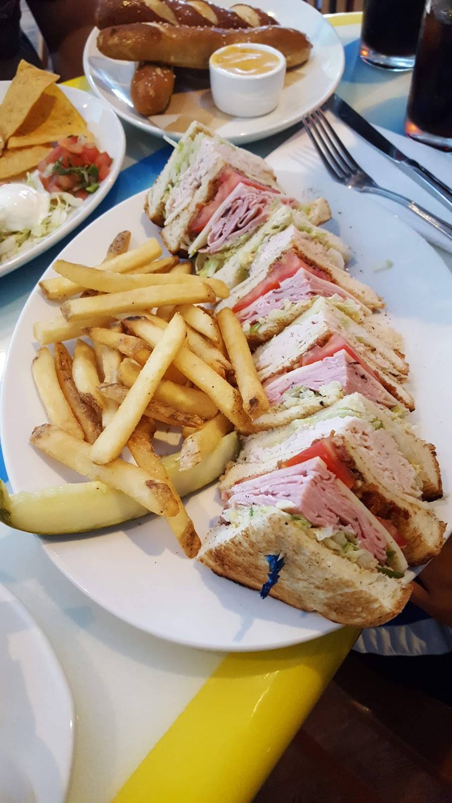 Jimmy Buffett’s Margaritaville | restaurant | 100 Universal City Plaza, Universal City, CA 91608, USA | 8186227833 OR +1 818-622-7833