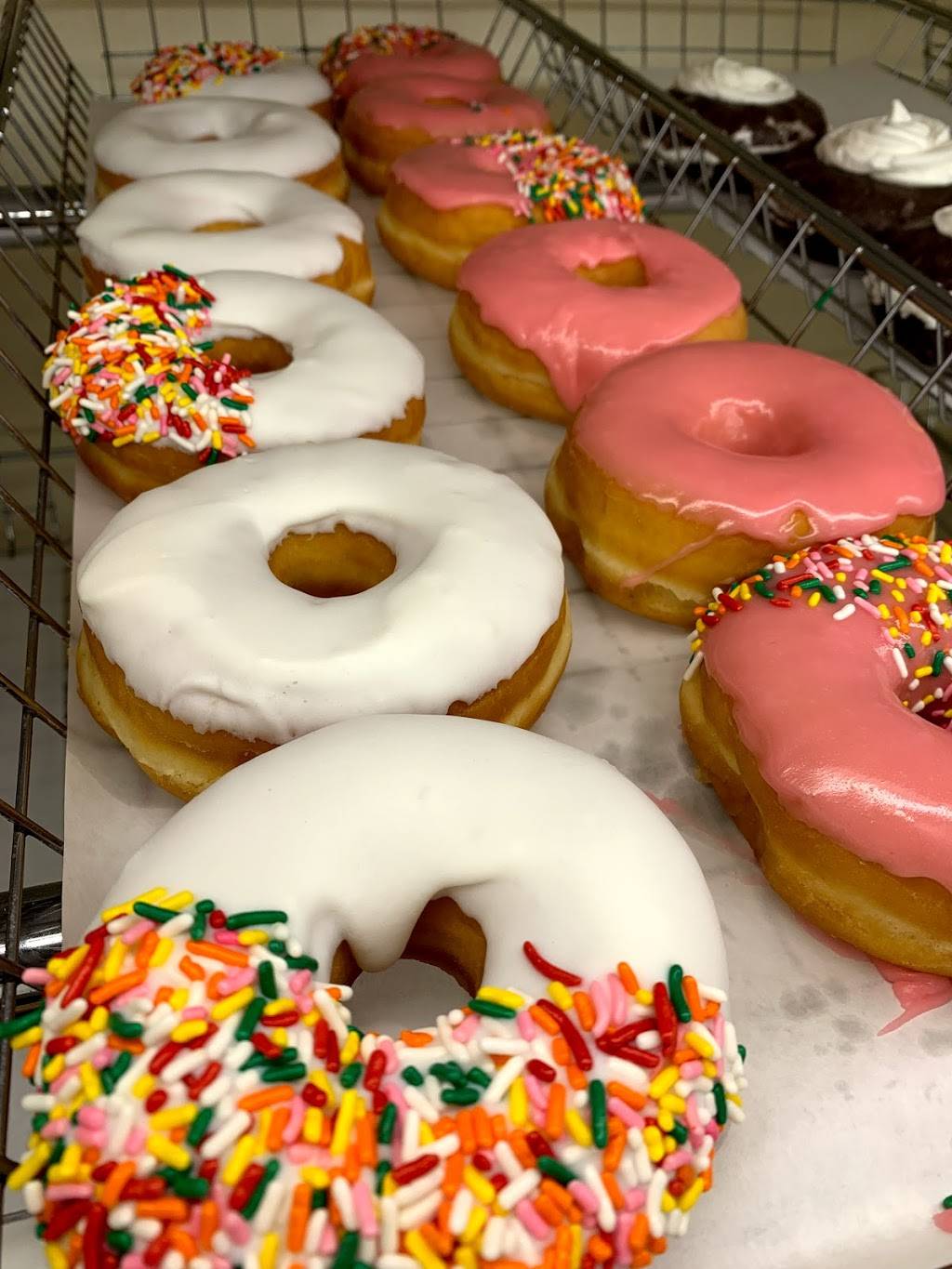 Honey Dew Donuts | bakery | 470 Meridian St, East Boston, MA 02128, USA | 7813978200 OR +1 781-397-8200