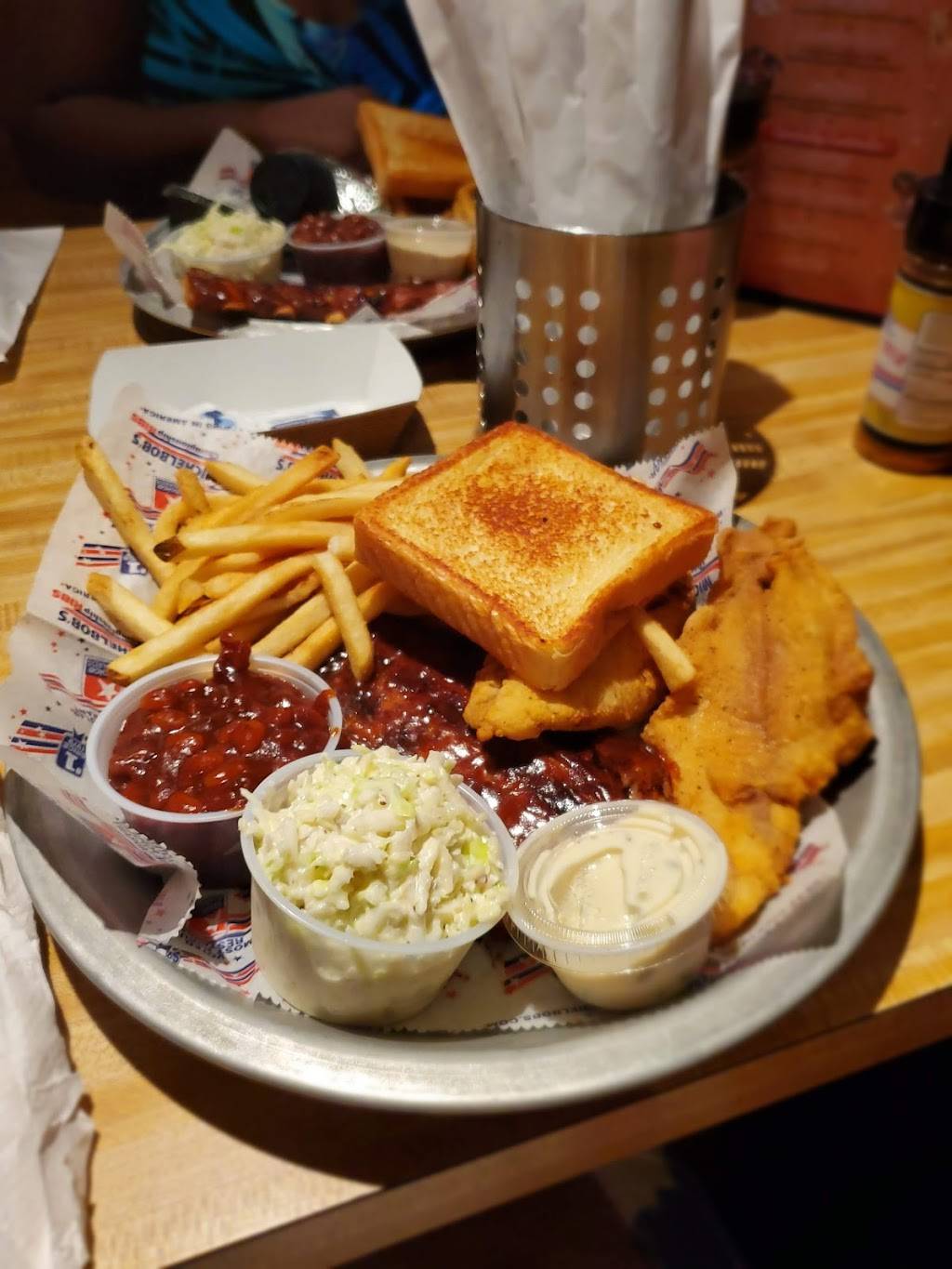 Michelbobs Championship Ribs & Steaks | restaurant | 371 Airport-Pulling Rd, Naples, FL 34104, USA | 2396432877 OR +1 239-643-2877