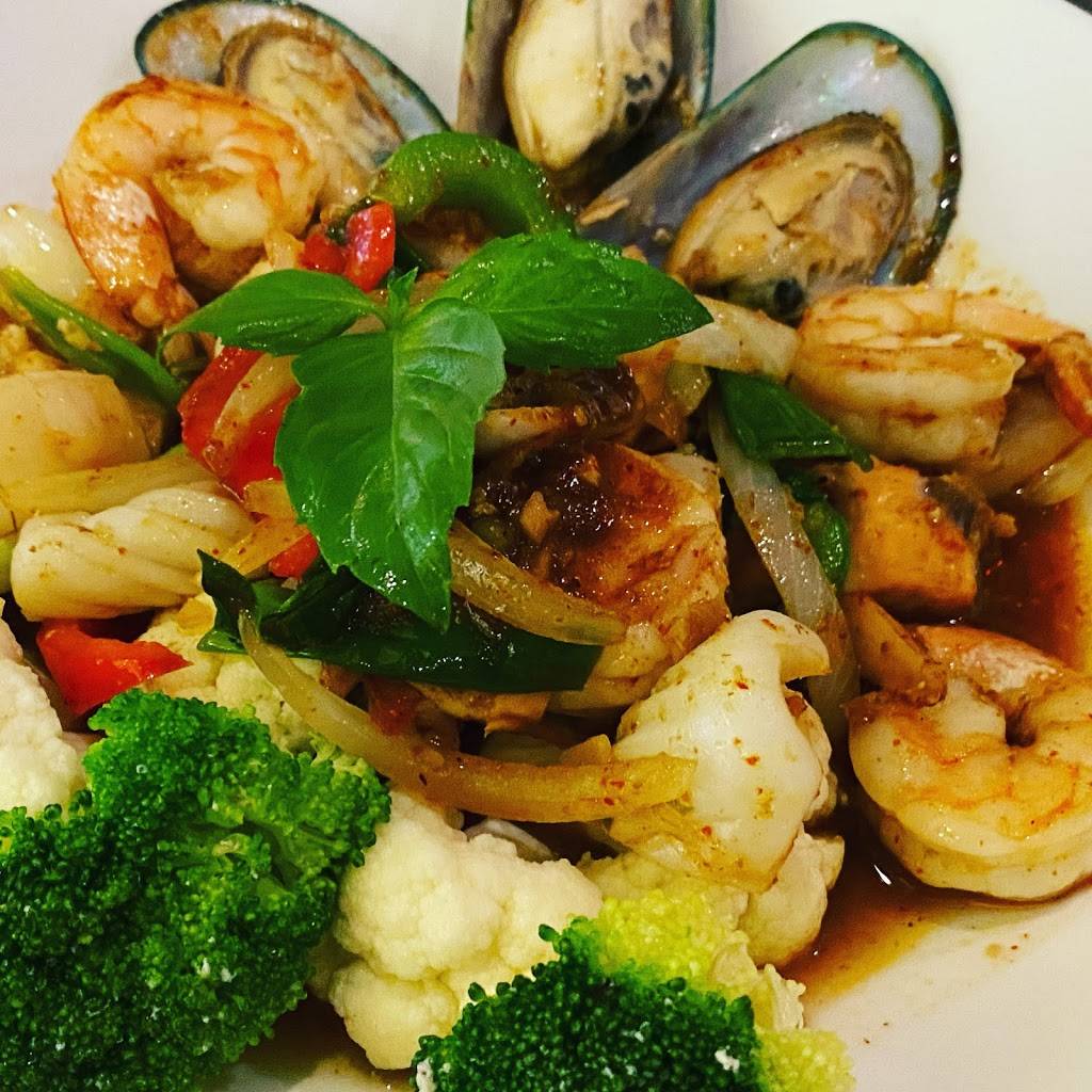 Thai Signature Local Thai Street Food and Bar | restaurant | 722 King St, Alexandria, VA 22314, USA | 7038882458 OR +1 703-888-2458