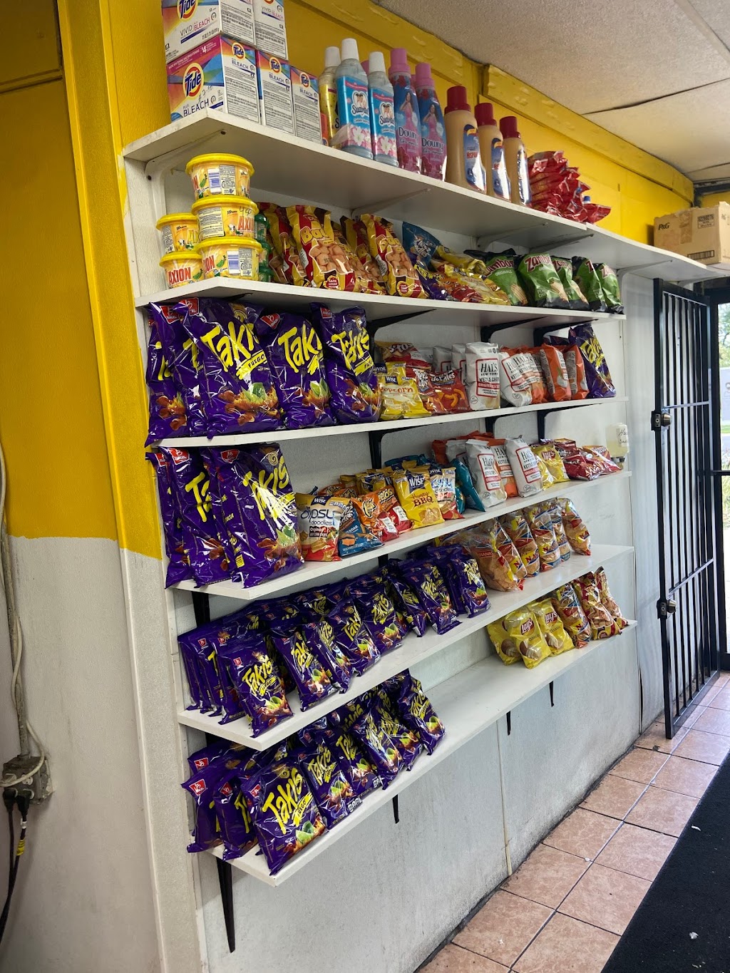 Cafe Latino Deli & Grocery | restaurant | 32 E Suffolk Ave, Central Islip, NY 11722, USA | 6313480667 OR +1 631-348-0667