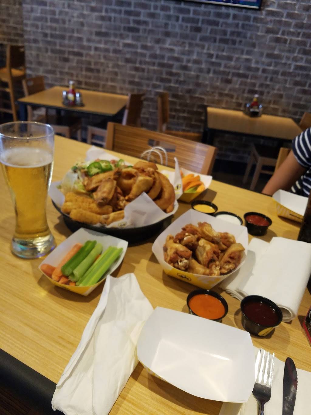 Buffalo Wild Wings | restaurant | 4999 Old Orchard Rd, Skokie, IL 60077, USA | 8476742034 OR +1 847-674-2034