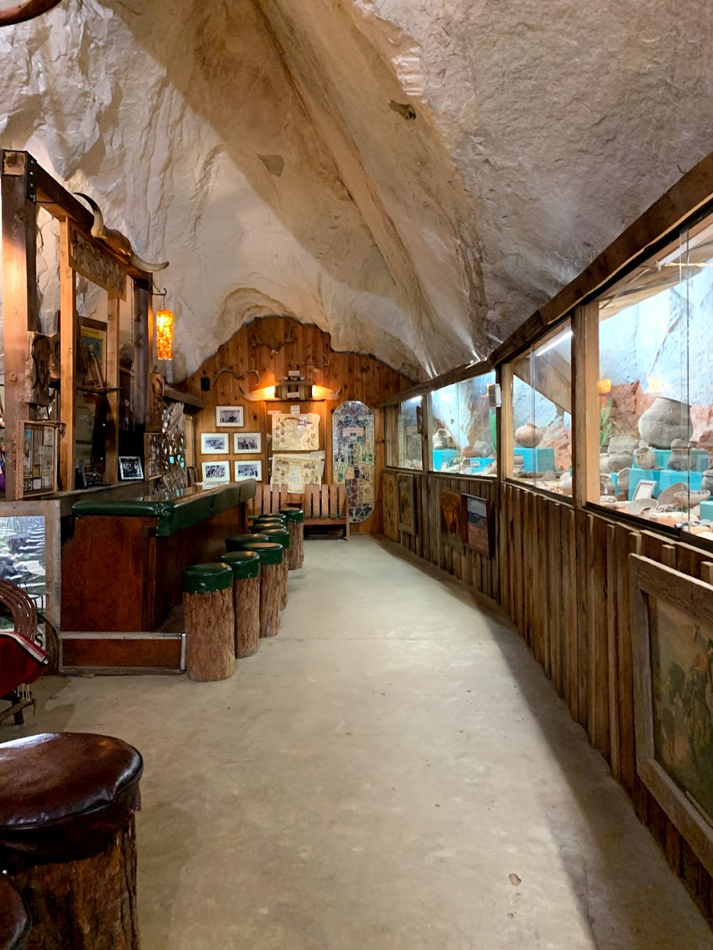 The Cave Cafe | restaurant | 4581 US-89, Kanab, UT 84741, USA | 4358190556 OR +1 435-819-0556