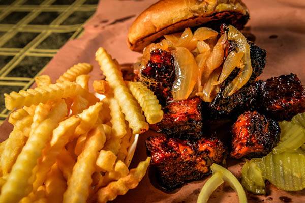 The Smoke Pit | restaurant | 117 E Innes St, Salisbury, NC 28144, USA | 7047548336 OR +1 704-754-8336