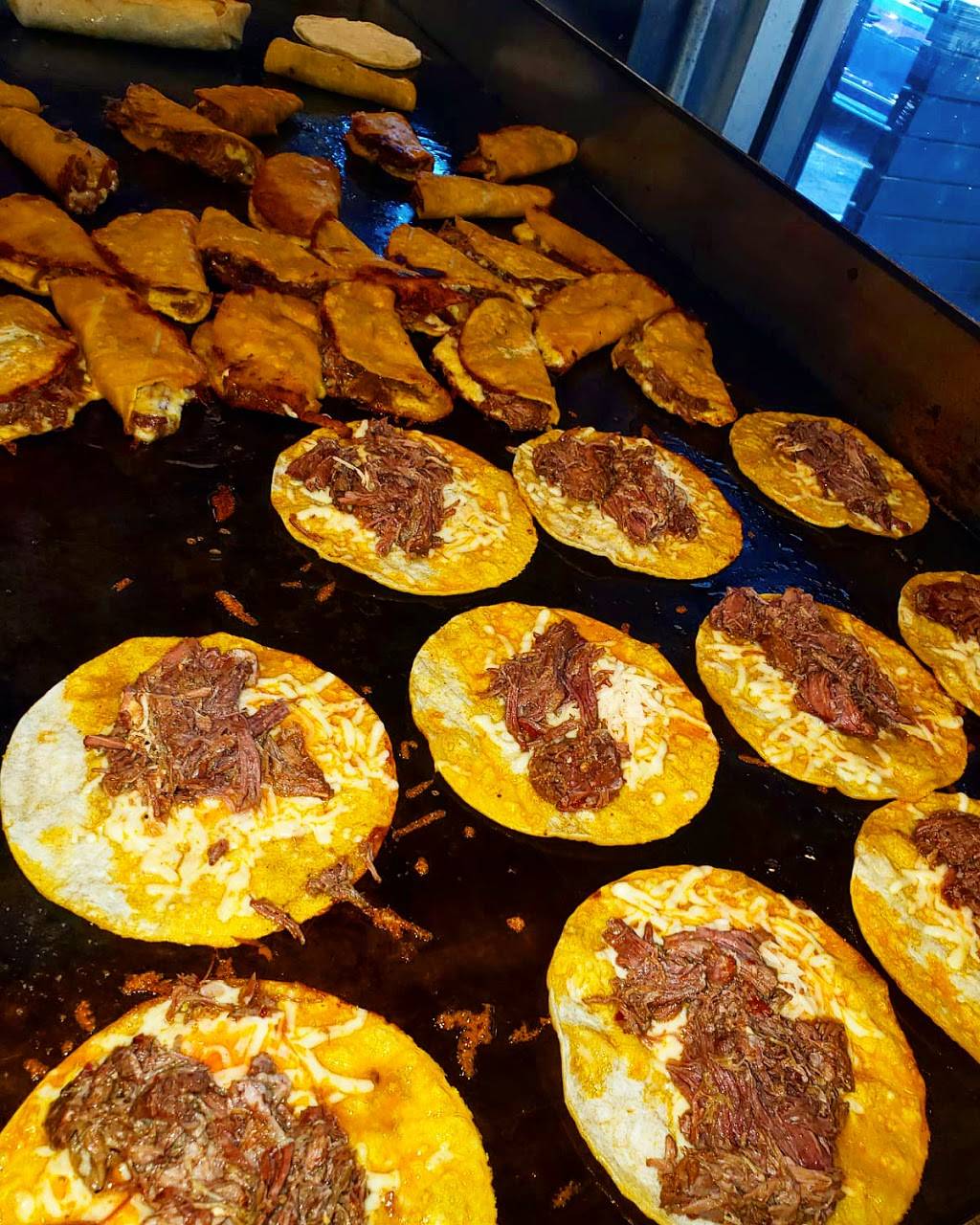 Hola Tacos Cleveland | restaurant | 12718 Larchmere Blvd, Cleveland, OH 44120, USA | 2169389301 OR +1 216-938-9301