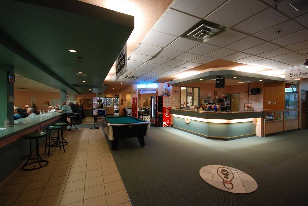 Salon de Quilles La Place | meal takeaway | 4565 Boulevard Saint-Joseph, Saint-Nicéphore, QC J2A 1B4, Canada | 8194721181 OR +1 819-472-1181