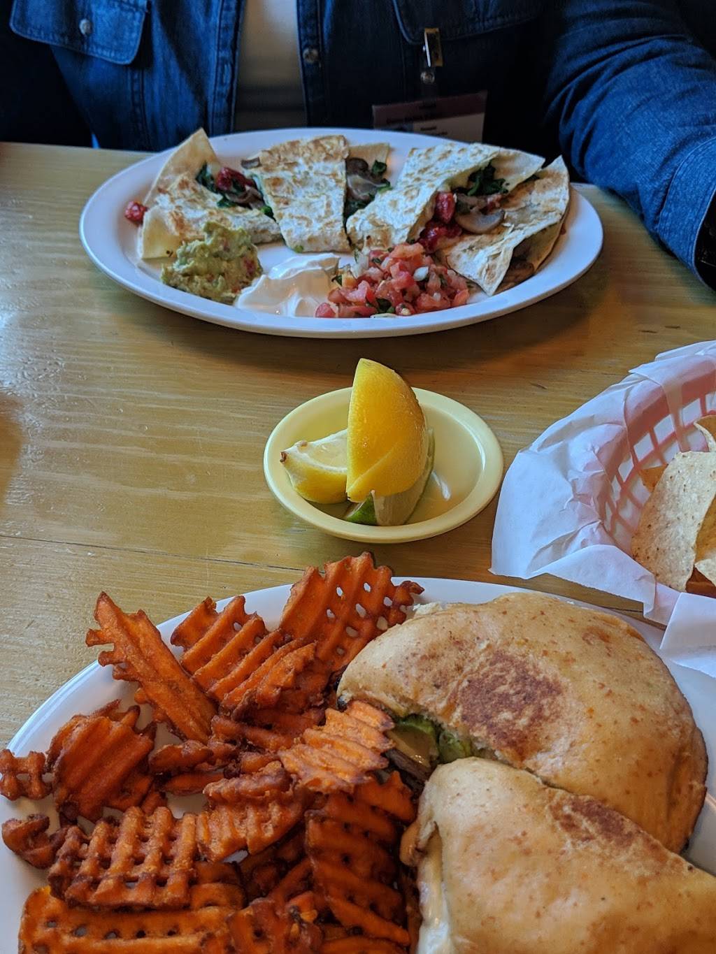 Berryhill | restaurant | 1201 W 43rd St, Houston, TX 77018, USA | 2818226111 OR +1 281-822-6111