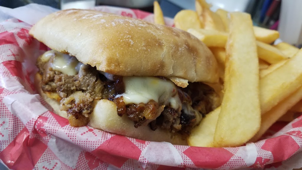 Sandis Hideaway | restaurant | 1896 Silver Lake Blvd, White Mountain Lakes Estates, AZ 85912, USA | 9285327499 OR +1 928-532-7499