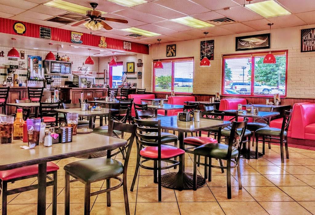 Moms Family Diner #2 | restaurant | 1530 N Elm Pl, Broken Arrow, OK 74012, USA | 9188934781 OR +1 918-893-4781