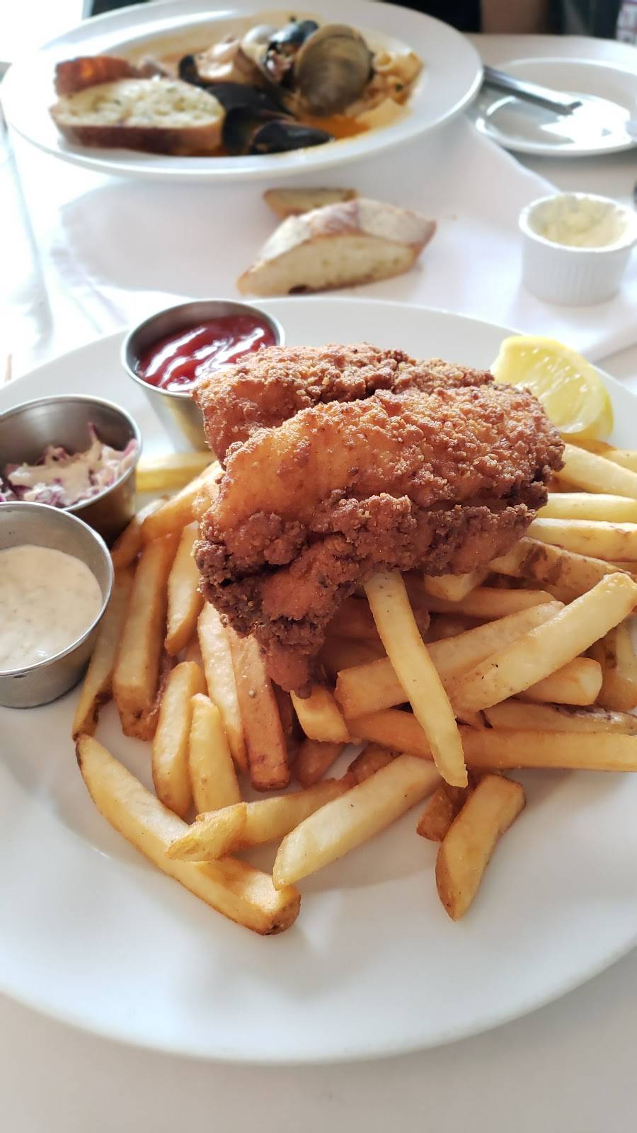 Noahs | restaurant | 136 Front St, Greenport, NY 11944, USA | 6314776720 OR +1 631-477-6720