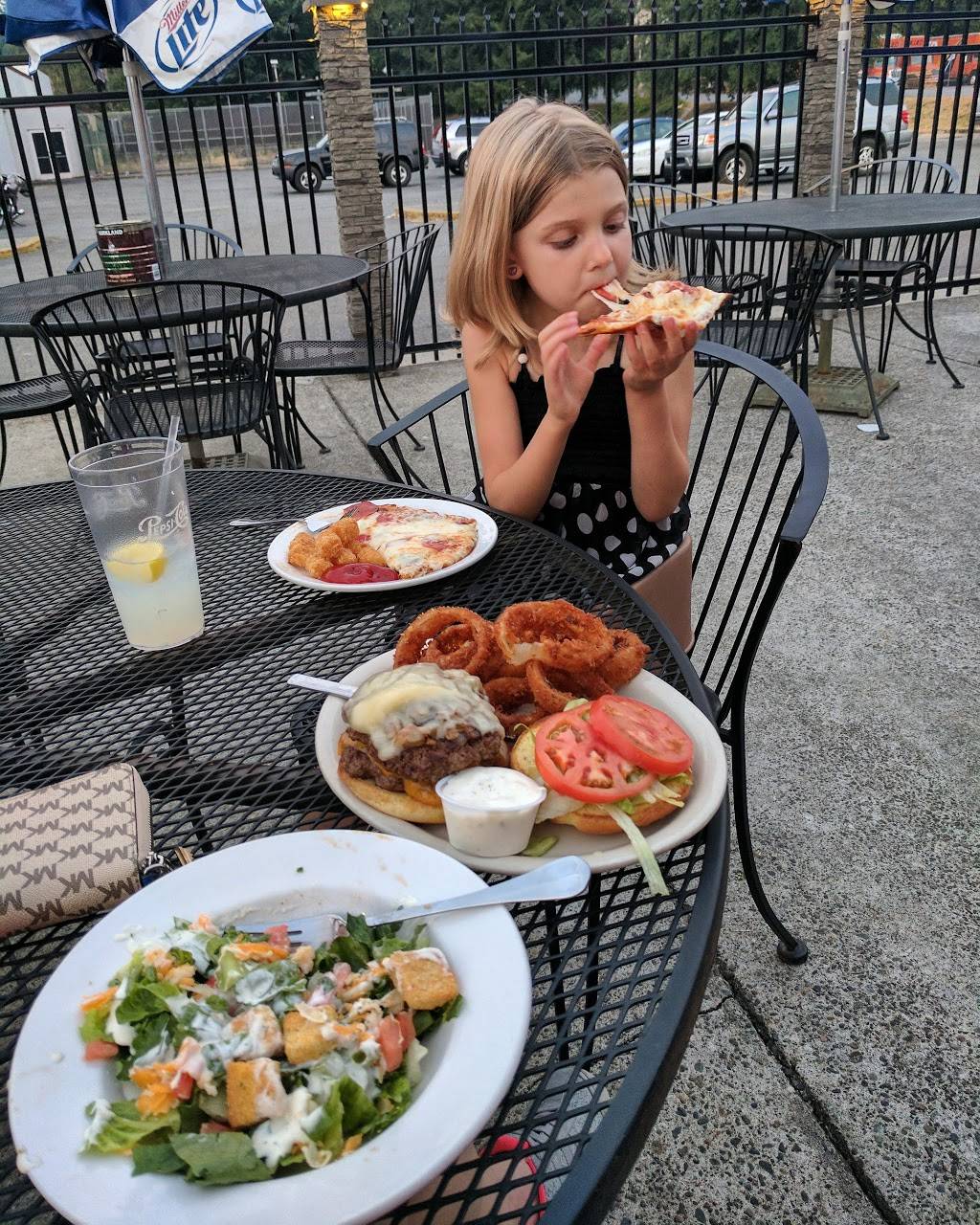 Cloverleaf Sports Bar & Grill | restaurant | 1240 Hollis St, Bremerton, WA 98310, USA | 3603778516 OR +1 360-377-8516