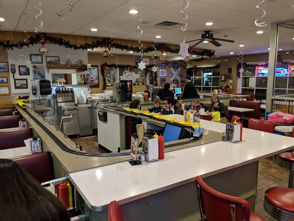 2Toots Train Whistle Grill | restaurant | 450 N Main St, Glen Ellyn, IL 60137, USA | 6308584300 OR +1 630-858-4300