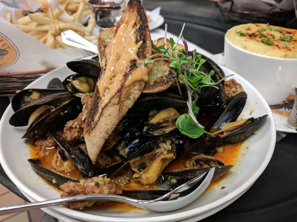 Golden Bee | restaurant | 1 Lake Ave, Colorado Springs, CO 80906, USA | 7195775733 OR +1 719-577-5733