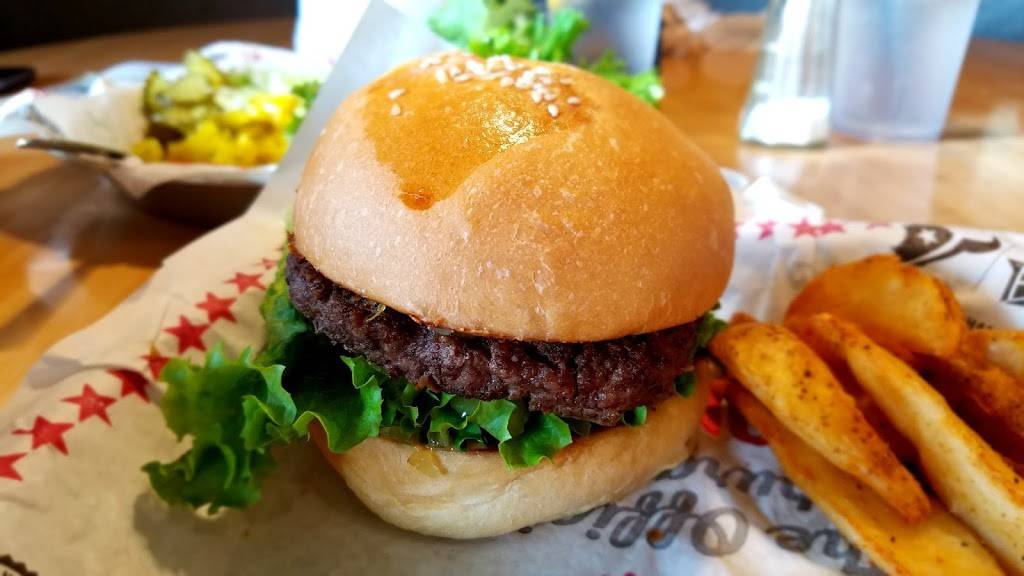 Fuddruckers | restaurant | 11445 Fountain Lake Dr, Stafford, TX 77477, USA | 2812409414 OR +1 281-240-9414