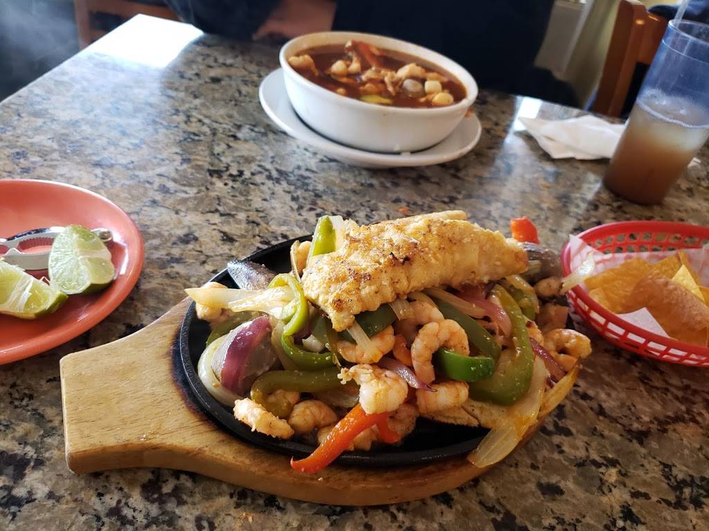 Mariscos Puerto Nuevo | restaurant | 580 Broadway Ave, Seaside, CA 93955, USA | 8315830411 OR +1 831-583-0411