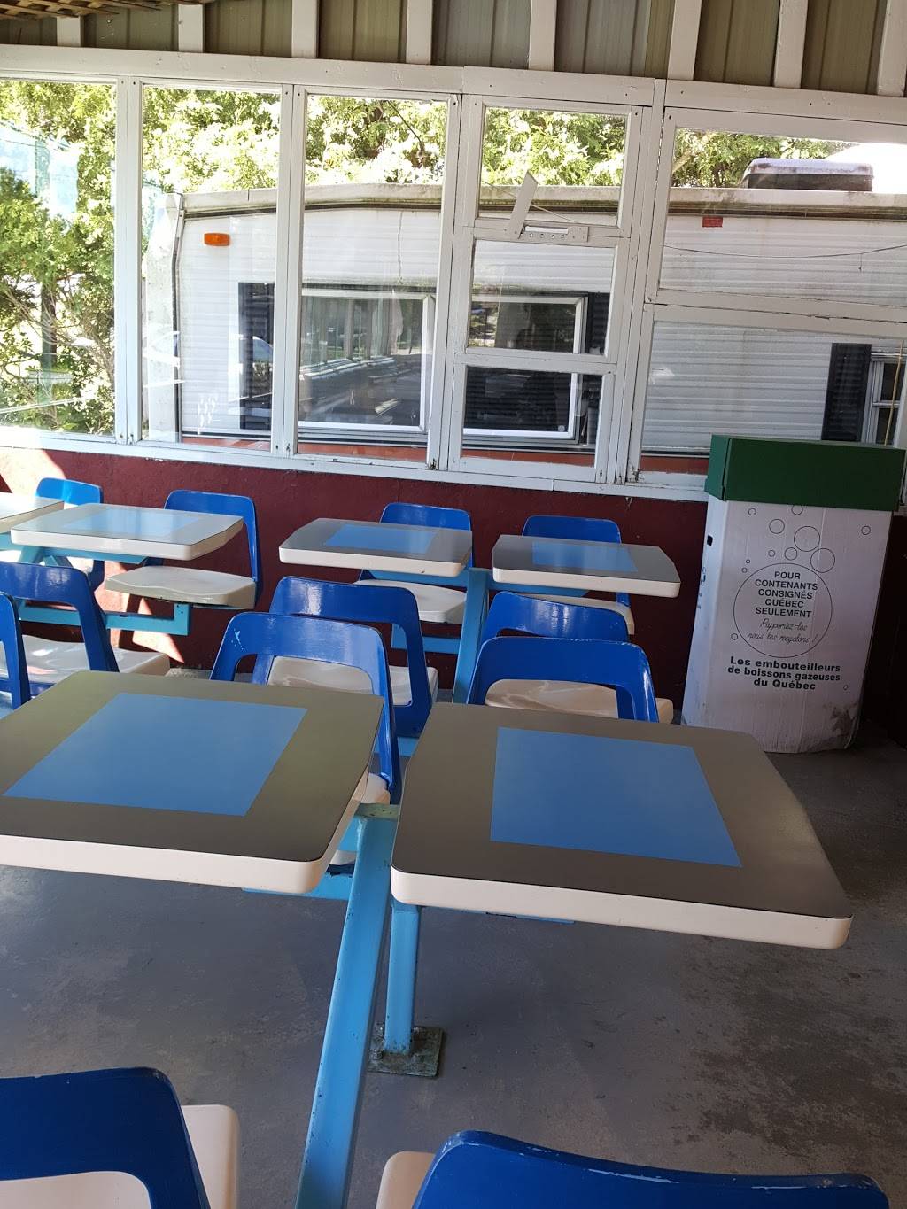 Casse-Croûte Chez Pat | meal takeaway | 190 Rue Principale, Saint-Jacques-de-Leeds, QC G0N 1J0, Canada | 4184243378 OR +1 418-424-3378