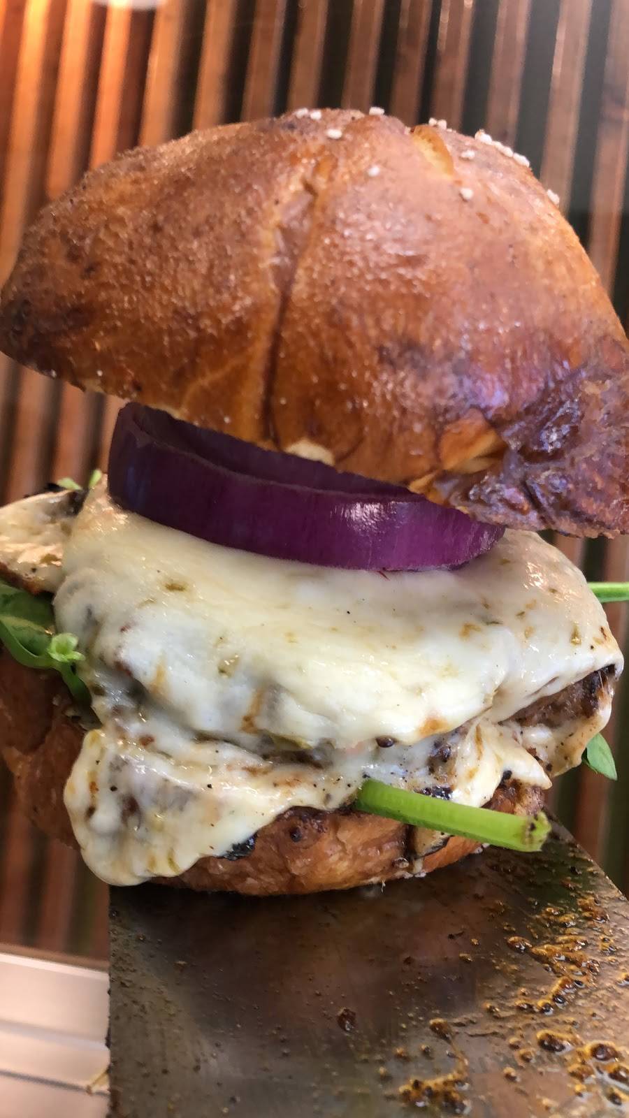 Ummi dee’s burger bistro | cafe | 2805 N 22nd St, Philadelphia, PA 19132, USA | 2152216166 OR +1 215-221-6166