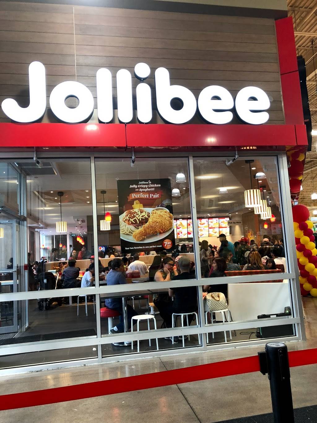 Jollibee Mississauga | restaurant | 800 Boyer Blvd, Mississauga, ON L5V 2Y1, Canada | 2892034555 OR +1 289-203-4555