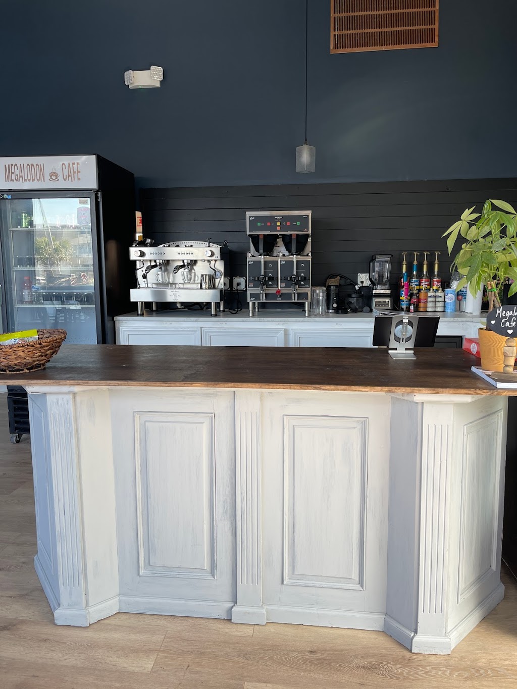 Megalodon Cafe | meal takeaway | 9619 Shore Dr, Myrtle Beach, SC 29572, USA | 8433854030 OR +1 843-385-4030