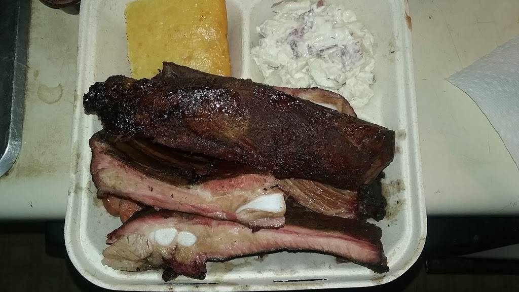 Phils Old Fashioned BBQ | restaurant | 589 Elm St, Milford, NH 03055, USA | 6038319238 OR +1 603-831-9238