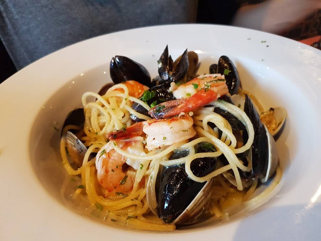 Robertos | restaurant | 2622 Yonge St, Toronto, ON M4P 2J4, Canada | 4164892153 OR +1 416-489-2153