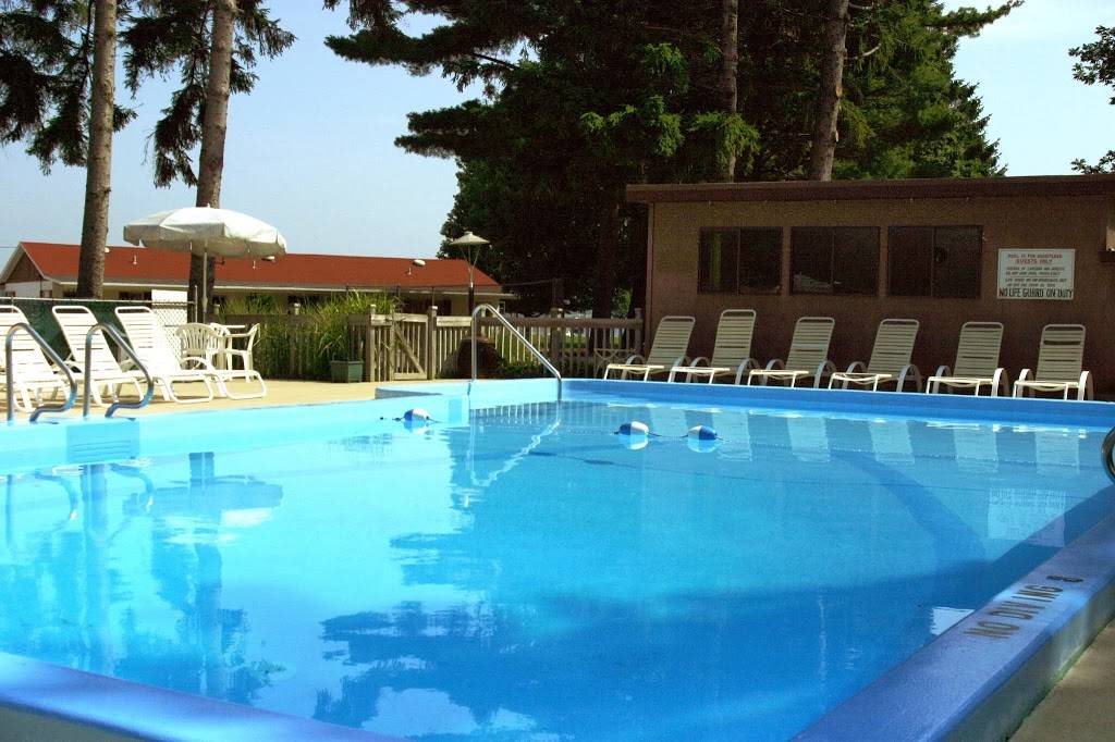 Buzzs Lakeside Inn | restaurant | 5700 N Scenic Dr, Whitehall, MI 49461, USA | 2318938315 OR +1 231-893-8315