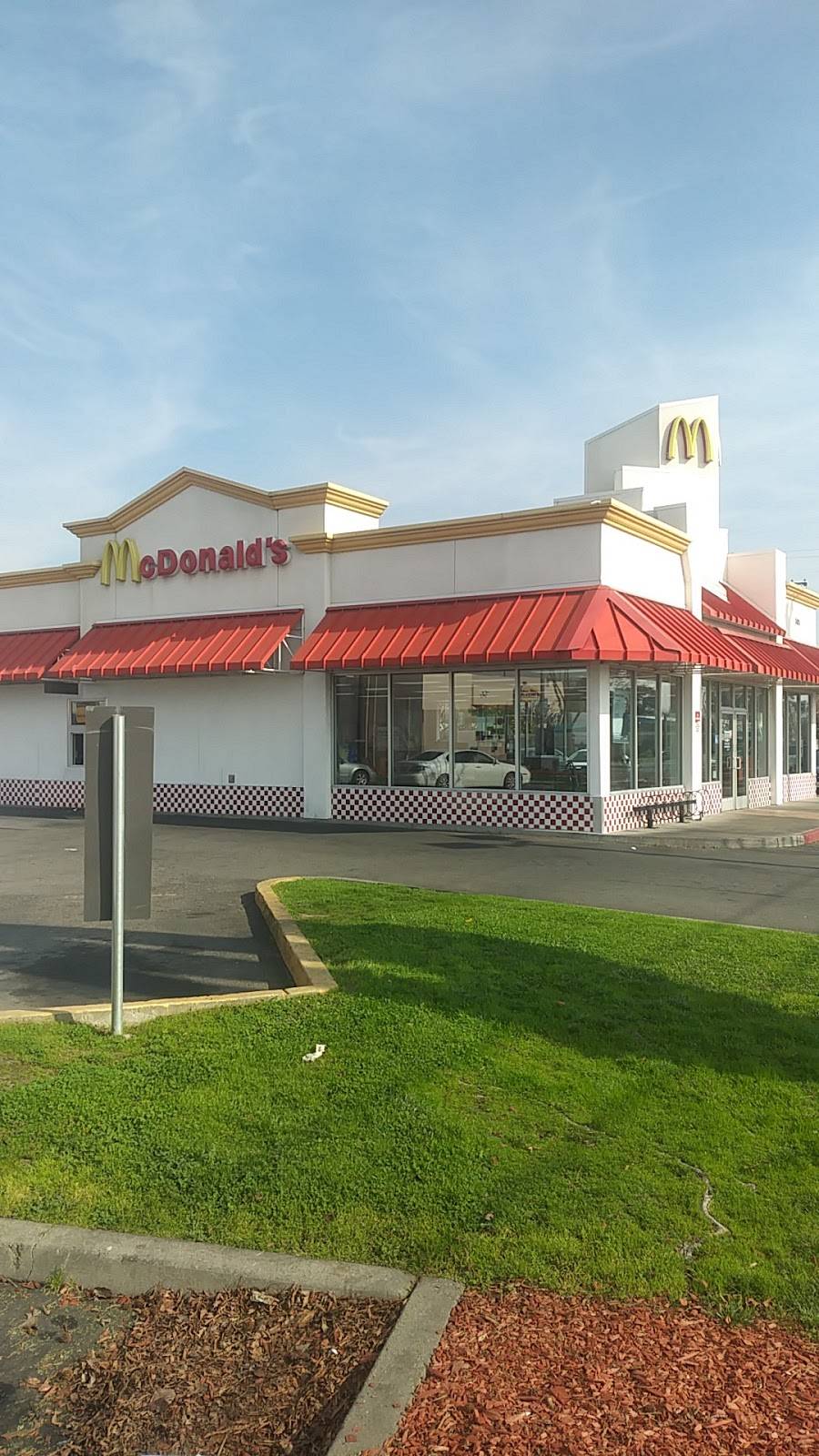 McDonalds | cafe | 5425 Fruitridge Rd, Sacramento, CA 95820, USA | 9164531615 OR +1 916-453-1615