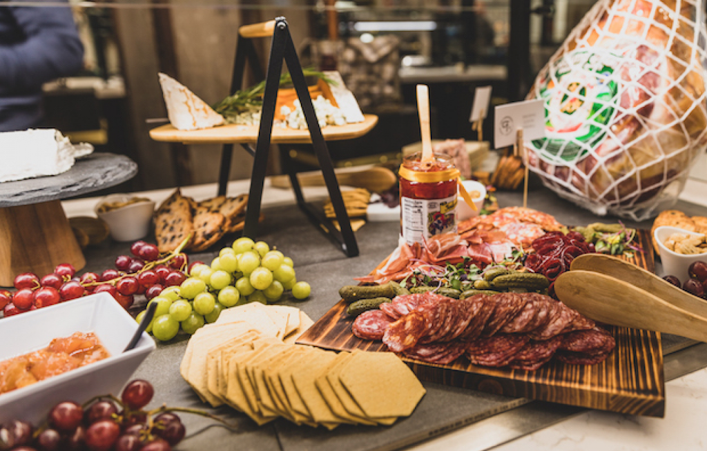 The Farehouse Market | restaurant | 600 W Chicago Ave, Chicago, IL 60654, USA | 6303764800 OR +1 630-376-4800