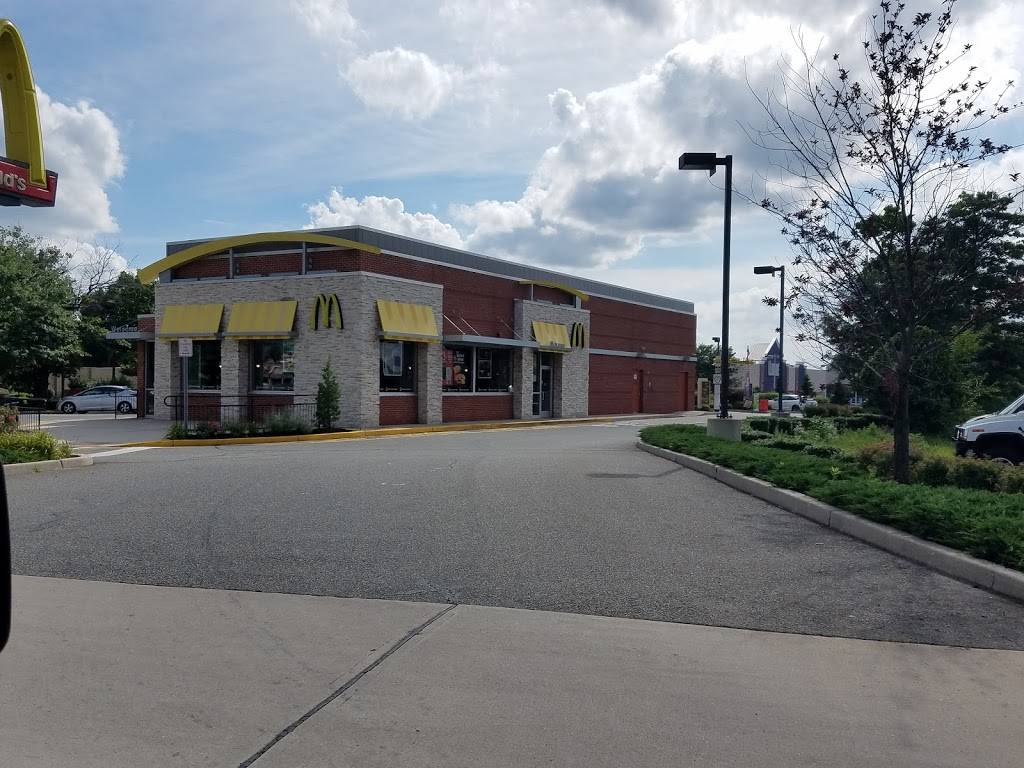 McDonalds | cafe | North Drive, 730 NJ-18, East Brunswick, NJ 08816, USA | 7322578383 OR +1 732-257-8383
