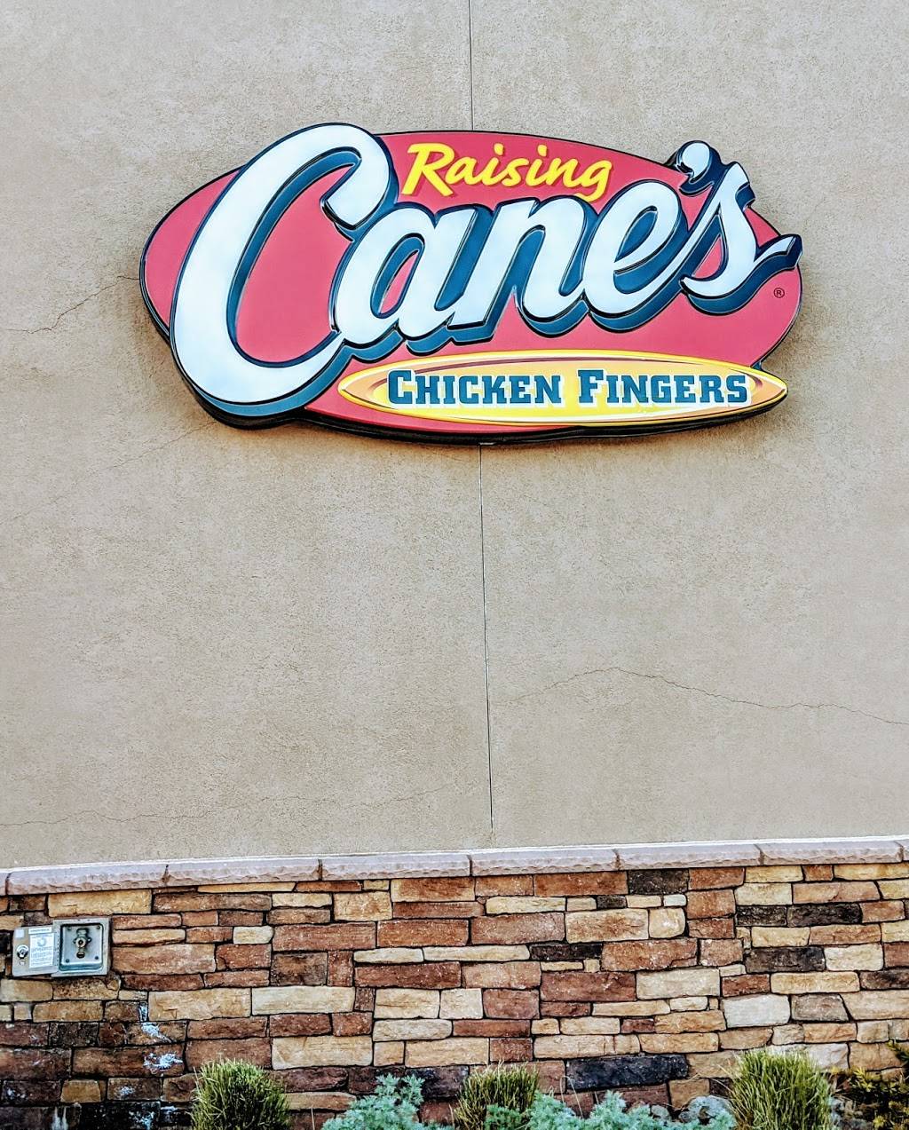 Raising Canes Chicken Fingers | meal takeaway | 110 N Stephanie St, Henderson, NV 89074, USA | 7029712388 OR +1 702-971-2388
