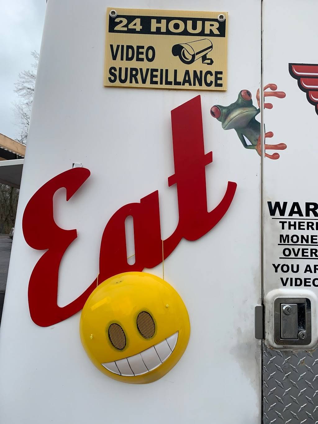 Streamliner Hot Dogs and More | restaurant | 447 Broadway, Taunton, MA 02780, USA | 5083697516 OR +1 508-369-7516