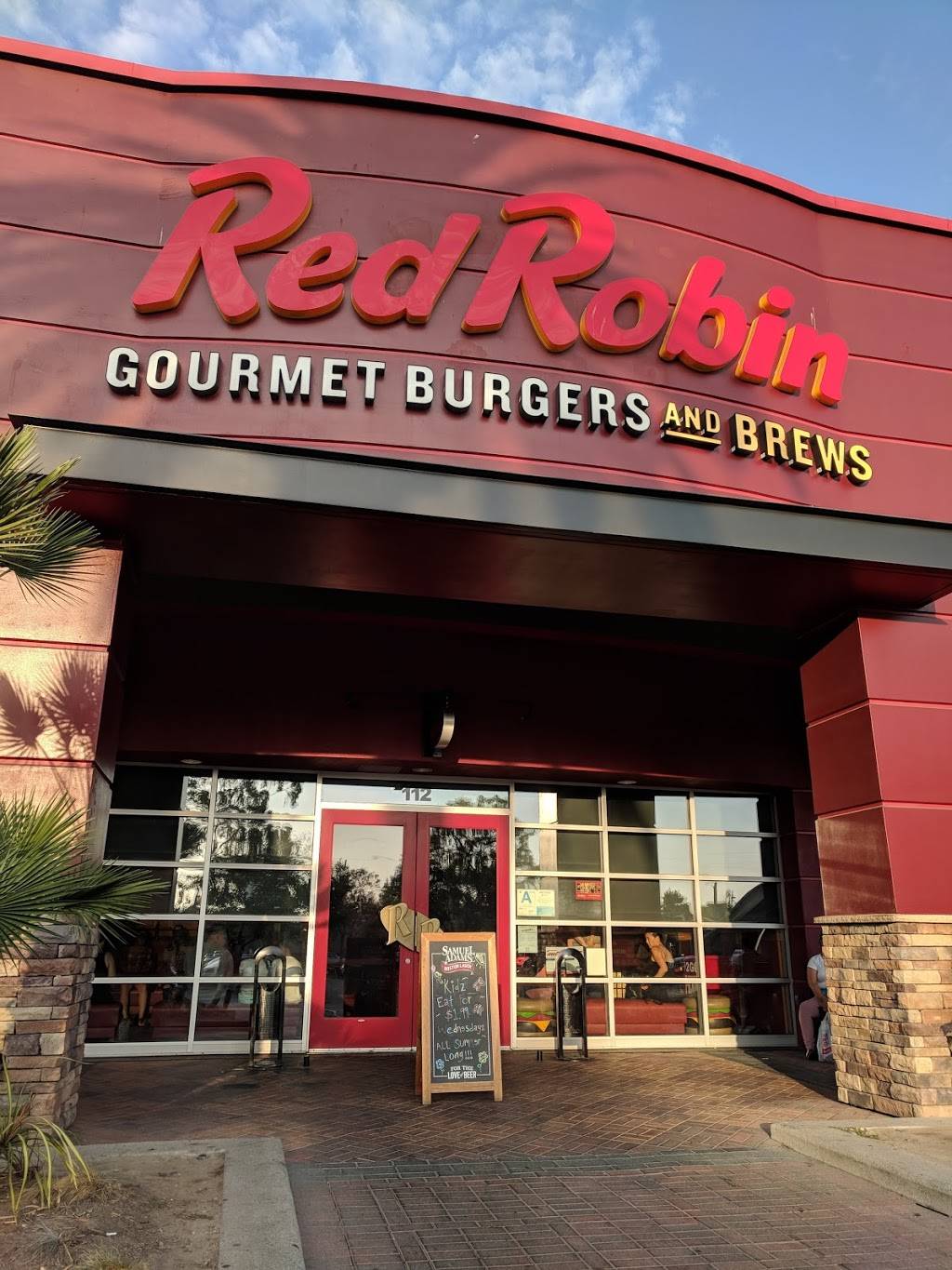 Red Robin Gourmet Burgers and Brews | restaurant | 112 Lakewood Center Mall, Lakewood, CA 90712, USA | 5624082111 OR +1 562-408-2111
