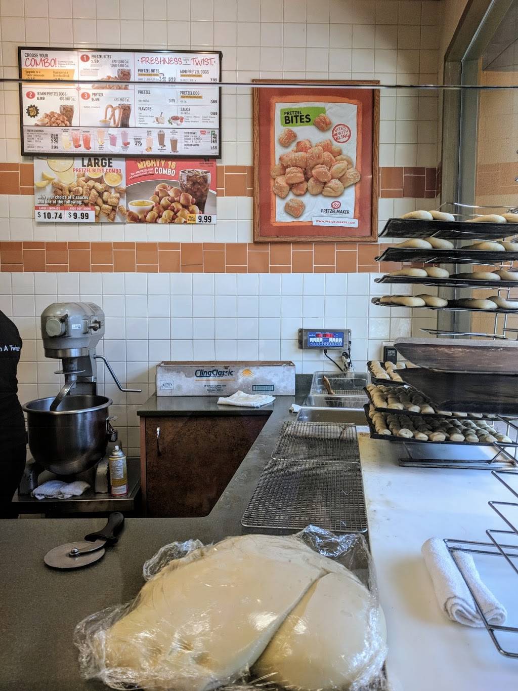 Pretzelmaker | restaurant | 520 Del Monte Center, Monterey, CA 93940, USA | 8316460243 OR +1 831-646-0243