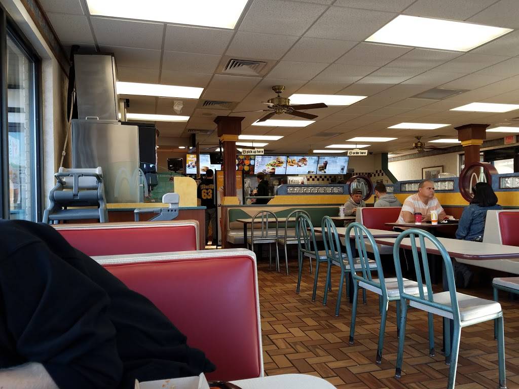McDonalds | cafe | 515 E Main St, Southbridge, MA 01550, USA | 5087642196 OR +1 508-764-2196