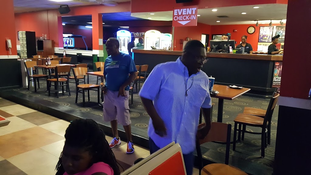 AMF University Lanes - FL | restaurant | 13109 N 56th St, Tampa, FL 33617, USA | 8139854468 OR +1 813-985-4468