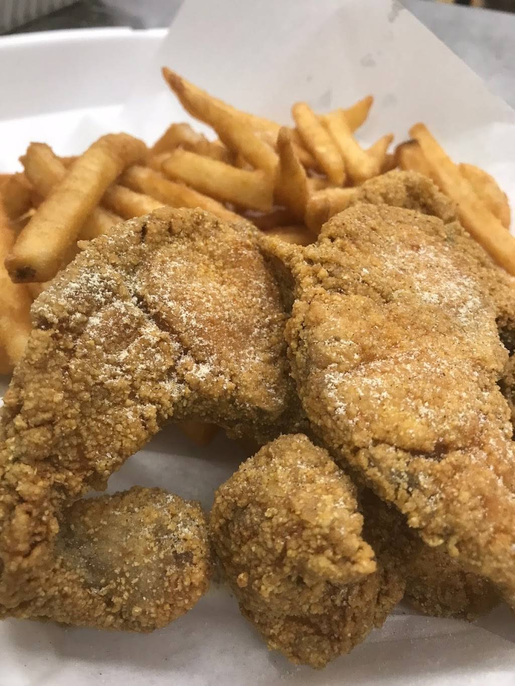 Sharks Fish & Chicken | restaurant | 956 E 162nd St, South Holland, IL 60473, USA | 7085961400 OR +1 708-596-1400