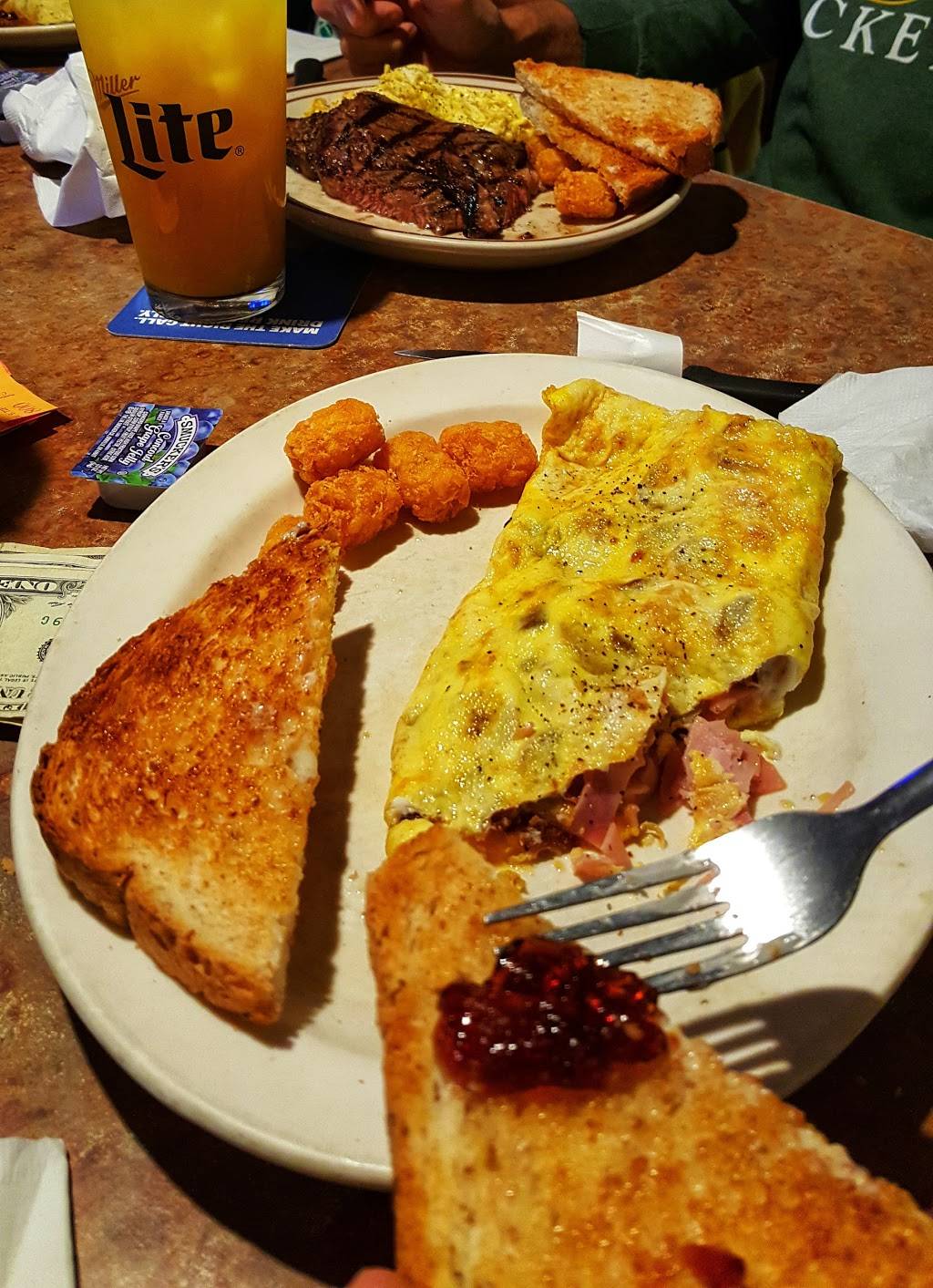 Gilligans Bar & Grill | restaurant | 1985 Velp Ave, Green Bay, WI 54303, USA | 9208573421 OR +1 920-857-3421