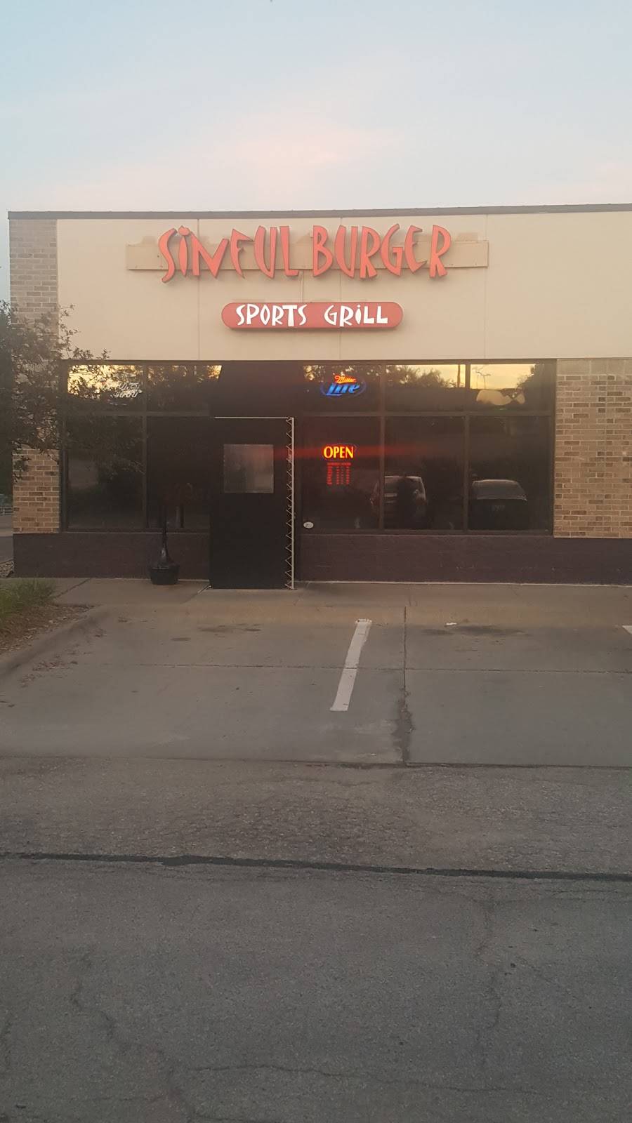 Sinful Burger Sports Grill | restaurant | 4072, 4005 Twin Creek Dr #101, Bellevue, NE 68123, USA | 4029338727 OR +1 402-933-8727