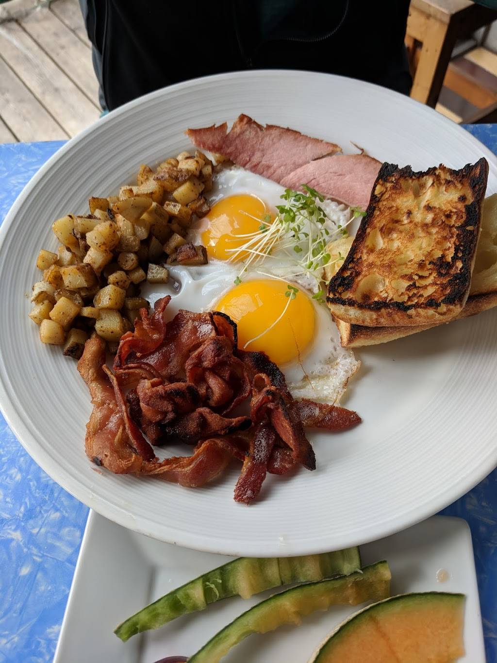 Restaurant Cabotins | restaurant | 4821 Rue Sainte-Catherine E, Montréal, QC H1V 1Z7, Canada | 5142518817 OR +1 514-251-8817