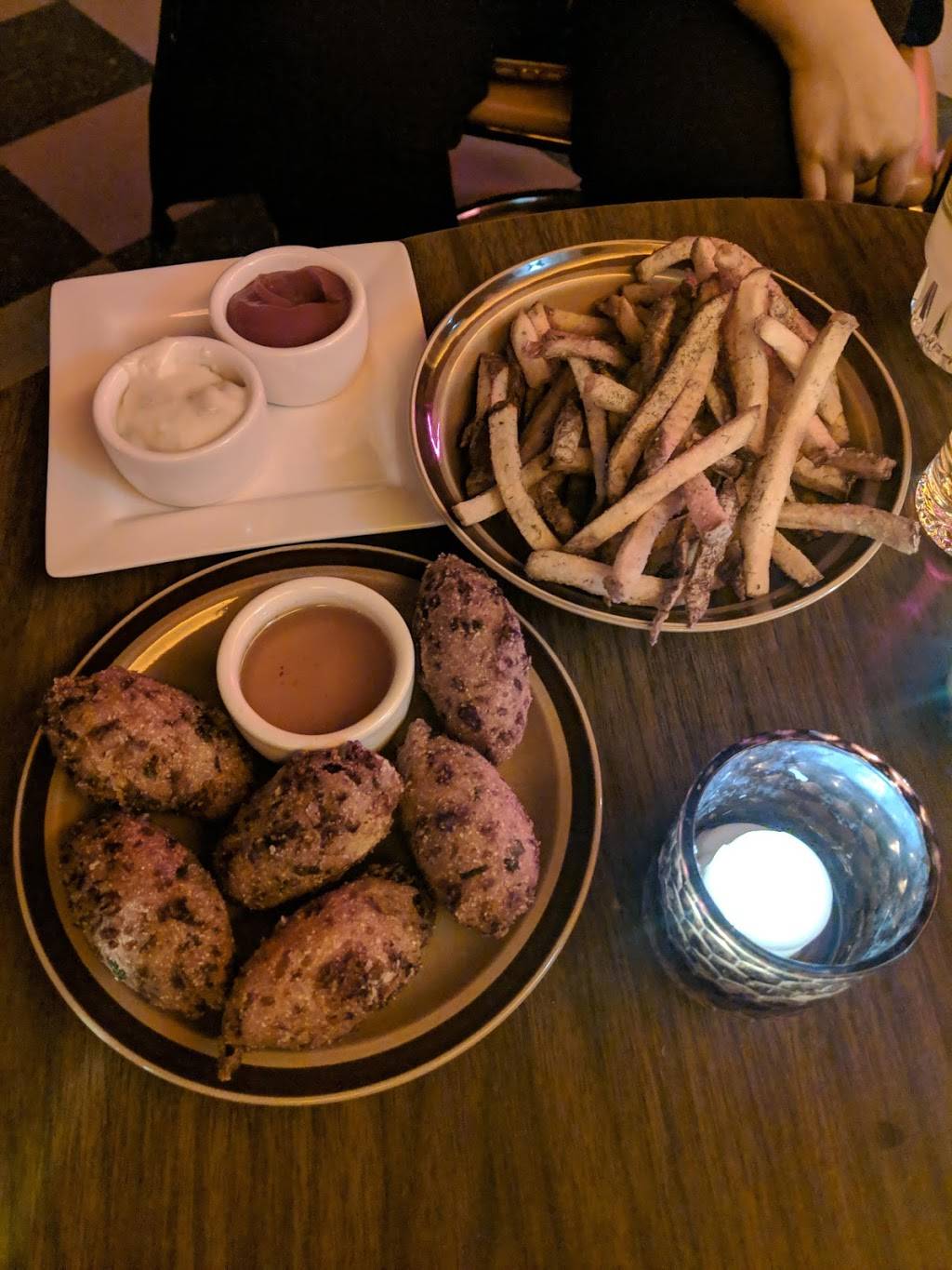 Blind Barber | night club | 948 W Fulton Market, Chicago, IL 60607, USA | 3124059929 OR +1 312-405-9929