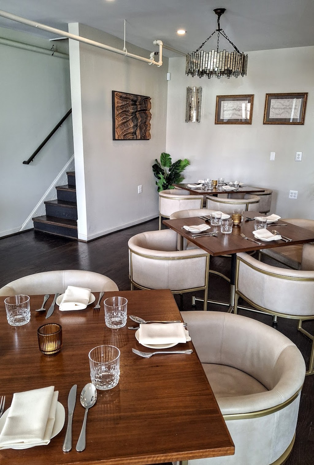 Elaines | restaurant | 208 Queen St, Alexandria, VA 22314, USA | 5719700517 OR +1 571-970-0517