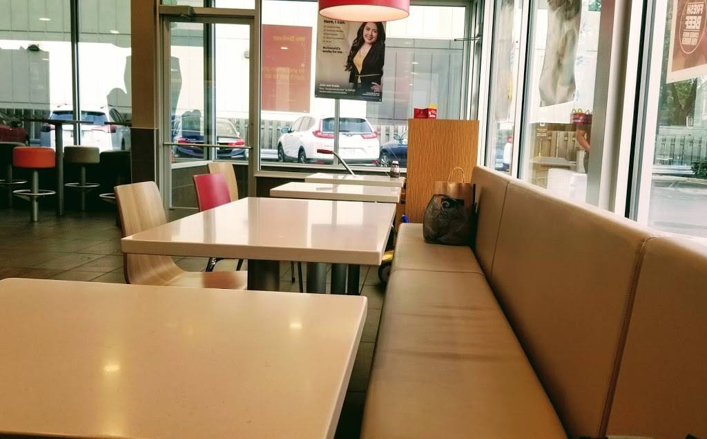 McDonalds | cafe | 2635 N Clark St, Chicago, IL 60614, USA | 7735496272 OR +1 773-549-6272