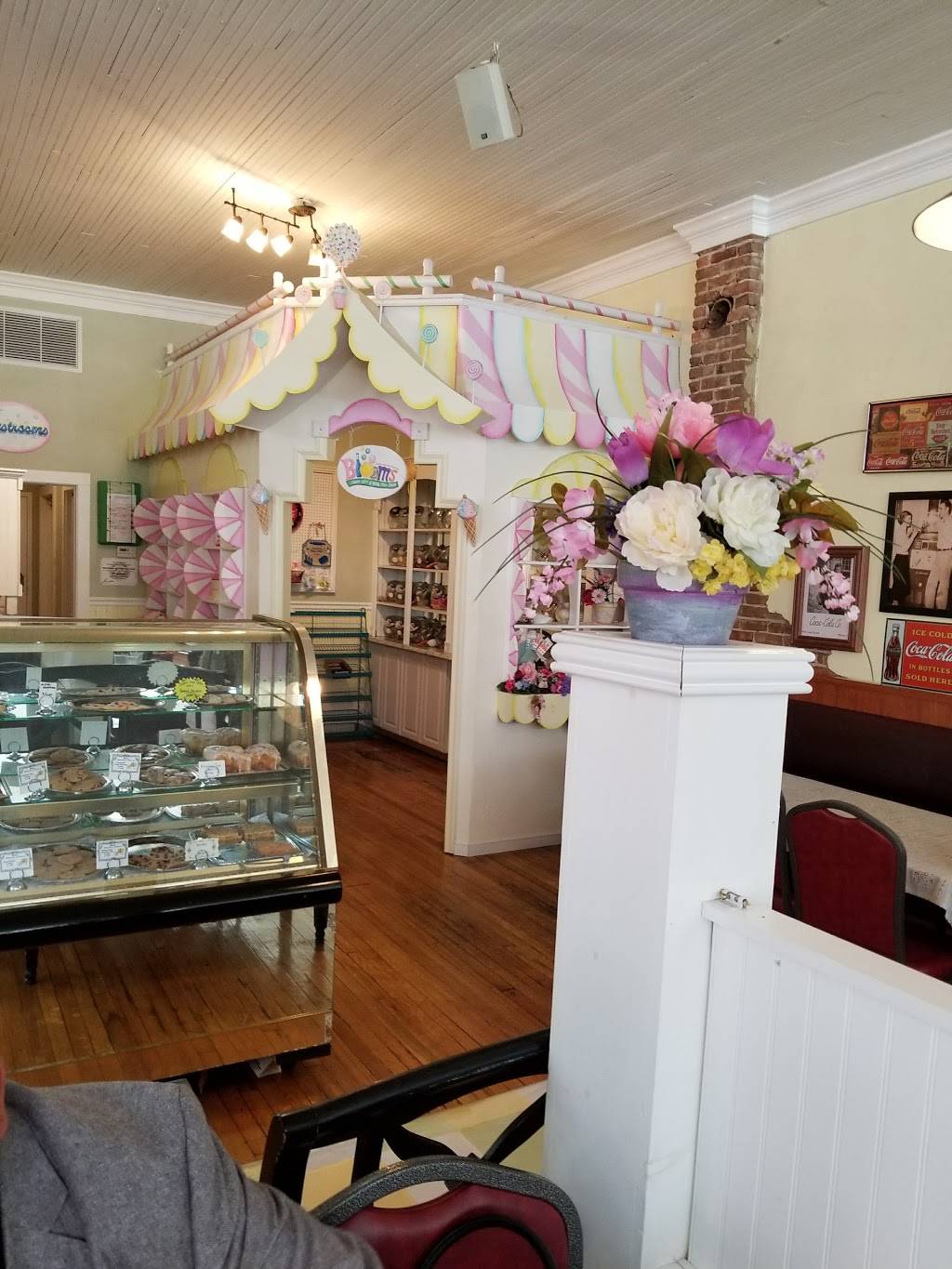 Blooms Baking House and Restaurant | restaurant | 610 W Main St, Leesburg, FL 34748, USA | 3527871004 OR +1 352-787-1004