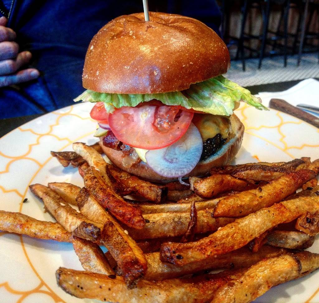 Bar LHôtel-de-ville | restaurant | 900 Rue Notre Dame, Lachine, QC H8S 2B9, Canada | 5145383558 OR +1 514-538-3558